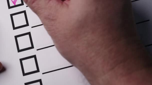 Рука Червоною Ручкою Вказує Позначки Заповнюючи Список Дій Крупним Планом — стокове відео