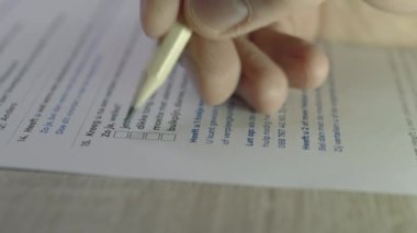 Liste dolmak üzere olan kalem işaretli işaretli el. Listedeki tüm kutuları kontrol et. Yakın çekim.