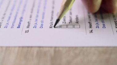 Liste dolmak üzere olan kalem işaretli işaretli el. Listedeki tüm kutuları kontrol et. Yakın çekim.