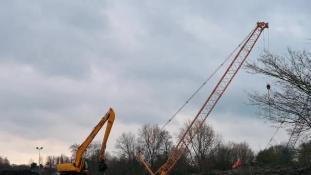 Grävmaskin Spade Gräver Upp Jord Dramatisk Himmel Bakgrund — Stockvideo