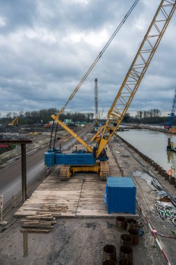 Gökyüzü arka planında kule vinçleri çalışıyor 