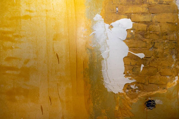 工业背景 墙上的结构石膏 有石膏污迹的砖墙 — 图库照片
