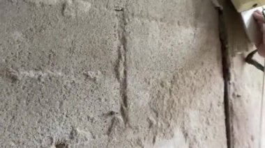 Tamir işleri. Seramik fayansları keski ve çekiçle söküyorum. 