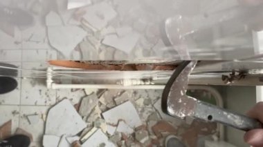 Tamir işleri. Seramik fayansları keski ve çekiçle söküyorum. 