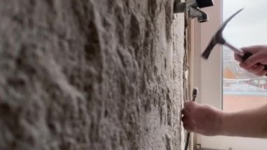 Tamir işleri. Seramik fayansları keski ve çekiçle söküyorum. 