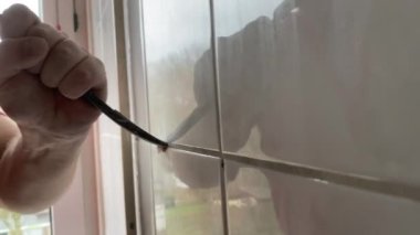 Tamir işleri. Seramik fayansları keski ve çekiçle söküyorum. 