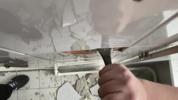 Reparatie Keramische Tegels Demonteren Met Een Beitel Een Hamer — Stockvideo