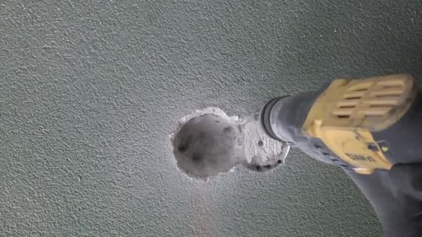 ジャックハンマーの仕事 コンクリート壁の掘削穴 閉じろ — ストック動画