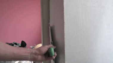 Sıvacı tadilatta duvara sıva uygular