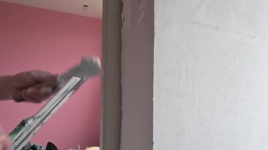 Sıvacı tadilatta duvara sıva uygular