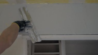 Kaya matkabı işi. Beton duvarda sondaj deliği. Kapat.