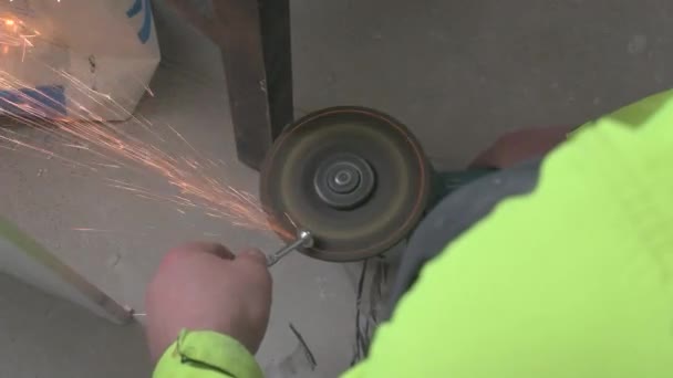 Renovatiewerkzaamheden Professionele Bouwvakker Werkt Met Een Slijper Tijdens Reparatiewerkzaamheden Veel — Stockvideo