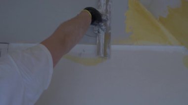 Sıvacı tadilatta duvara sıva uygular