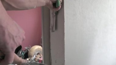 Sıvacı tadilatta duvara sıva uygular