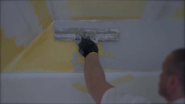 Tynkarz Nakłada Tynk Ścianę Podczas Prac Remontowych — Wideo stockowe