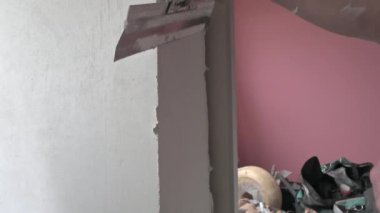 Sıvacı tadilatta duvara sıva uygular