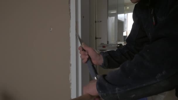 Close Carpenter Installation Lock Door Chisel Hammer — Vídeo de Stock