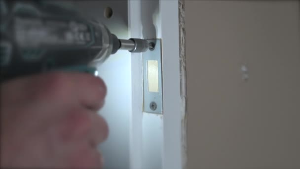 Cerca Carpintero Instala Cerradura Puerta Con Cincel Martillo — Vídeos de Stock