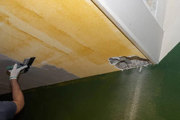 Yakın Plan Çekim Sıvacı Tavandaki Delikleri Kapatıyor — Stok fotoğraf