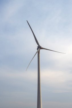 Rüzgar türbinleri döner, temiz, yenilenebilir enerji üretir..