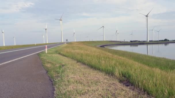 Větrné Elektrárny Vyrábějící Čistou Obnovitelnou Energii — Stock video