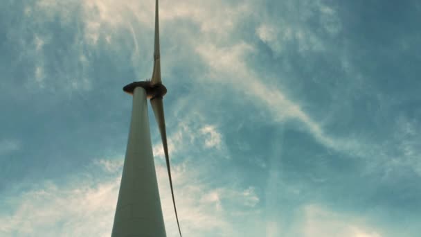 風力発電機はクリーンな再生可能エネルギーを生み出す グリーンエネルギーの概念 — ストック動画