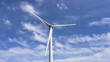 Rüzgar güç türbinleri temiz yenilenebilir enerji üretiyor. Yeşil enerji konsepti