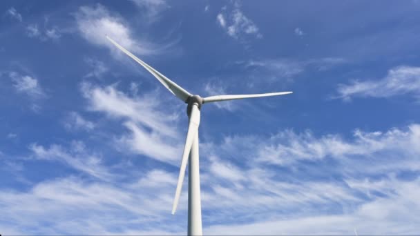 风力涡轮机产生清洁的可再生能源 绿色能源概述E — 图库视频影像