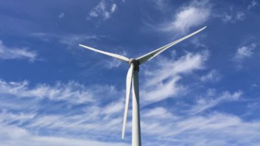 Rüzgar güç türbinleri temiz yenilenebilir enerji üretiyor. Yeşil enerji konsepti