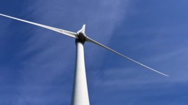 Ağır çekim. Rüzgar güç türbinleri temiz yenilenebilir enerji üretiyor