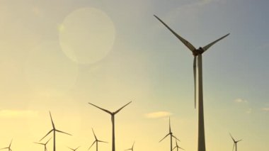 Rüzgar güç türbinleri temiz yenilenebilir enerji üretiyor. Yeşil enerji kavramı