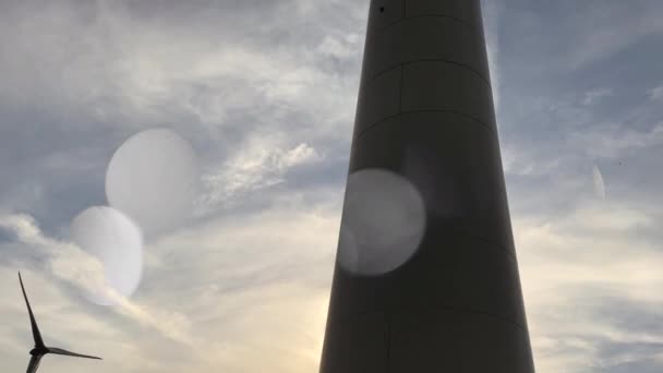 风力涡轮机产生清洁的可再生能源 绿色能源概念 — 图库视频影像