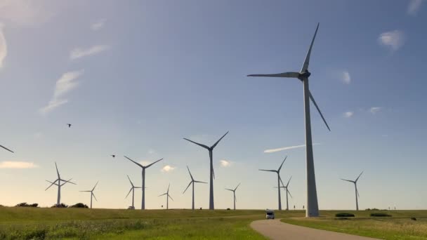 Větrné Elektrárny Vyrábějící Čistou Obnovitelnou Energii Koncept Zelené Energie — Stock video