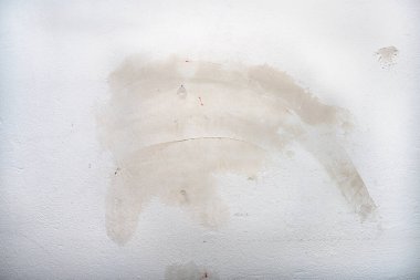 Kirli, eski püskü beyaz duvarlı macun lekeli