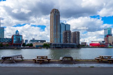 Rotterdam, Nederland, 16-07-2022. De stad tegen een blauwe gökyüzündeki moderne mimarisi Wolken ile tanıştı.