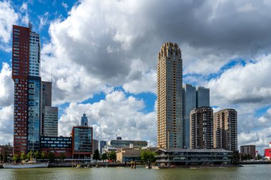 Rotterdam, Nederland, 16-07-2022. De stad tegen een blauwe gökyüzündeki moderne mimarisi Wolken ile tanıştı.