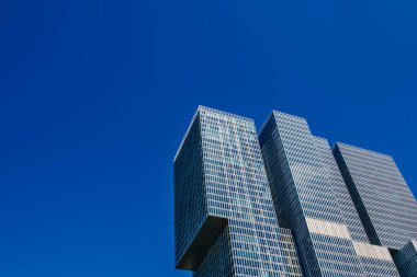 Modern gökdelen tegen een blauwe gökyüzü witte wolken ile tanıştı
