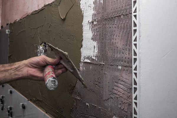 Laying Wall Ceramic Tile Renovating Wall Construction Worker Laying Tile — Stockfoto