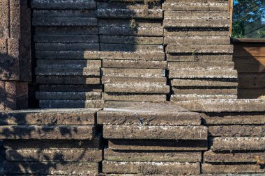 Tadilat için kaldırılmış eski asfalt yığınları 