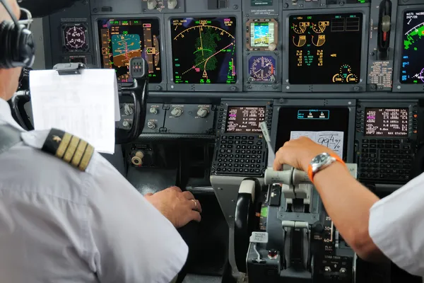 Panneau d'avions commerciaux la nuit — Photo