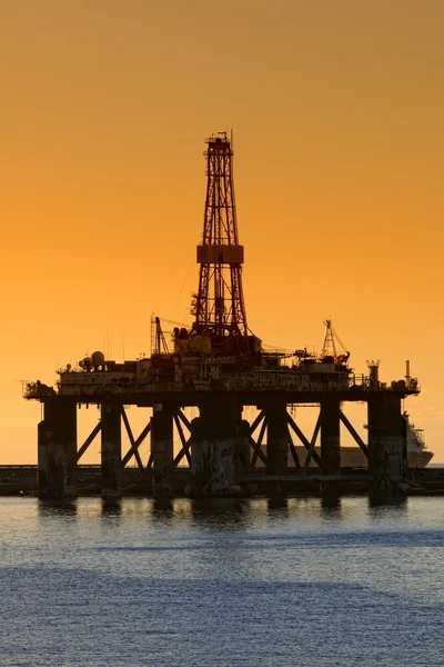 Dawns a hot day on an oil plant — Stock Photo, Image