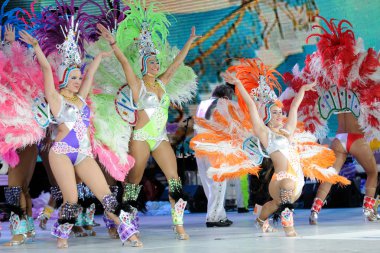 Tenerife, 4 Mart: karakter ve gruplar karnaval.