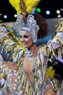 Tenerife, 4 Mart: karakter ve gruplar karnaval.