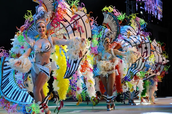 Tenerife, 4 Mart: karakter ve gruplar karnaval.