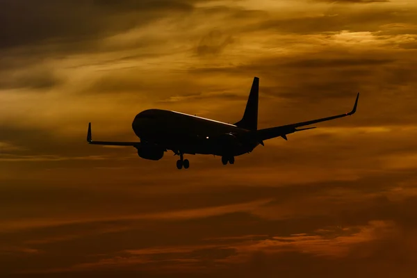 夕日と飛行機飛んで — ストック写真