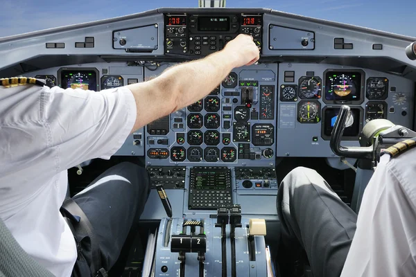 Pilotes dans le cockpit de l'avion — Photo