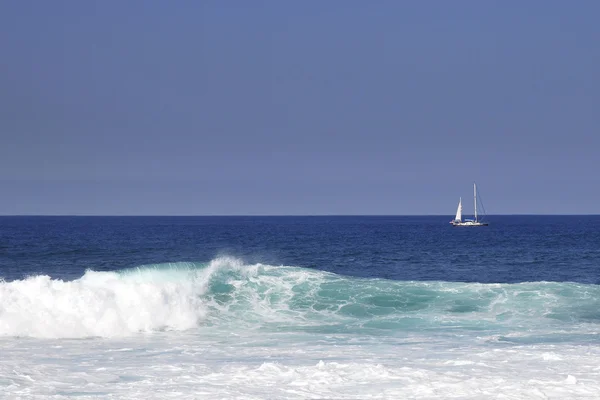 ヨットと波plachetnice a vlny — ストック写真