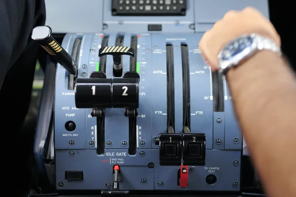 Pilote dans le poste de pilotage d'un avion Images De Stock Libres De Droits