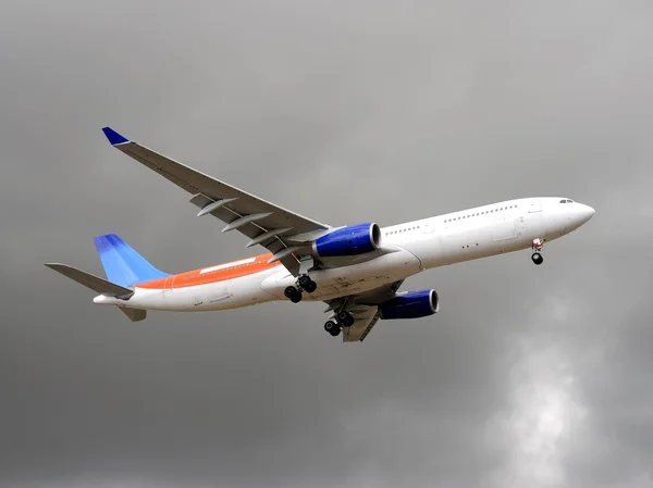 Avión antes del aterrizaje —  Fotos de Stock