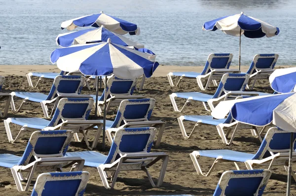 Chaises sur une plage de sable — Photo